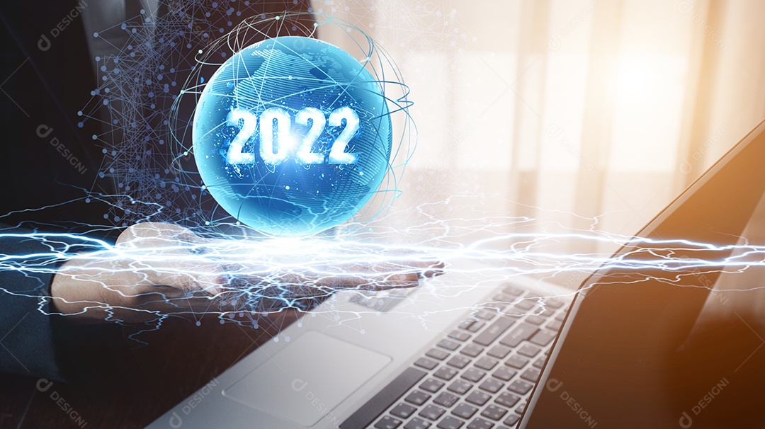 Mão de empresário segurando o número 2022, feliz ano novo conceito tendências digitais