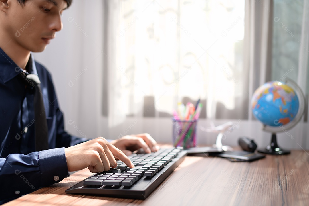 Empresário trabalhando na frente de um notebook em uma mesa