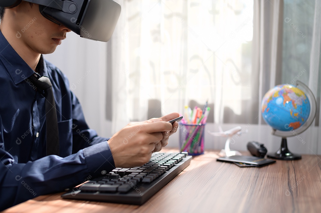 Empresário está usando óculos VR para trabalhar. Mundo virtual.