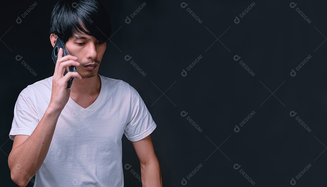 Pessoa que usando smartphones para ligar e conversar