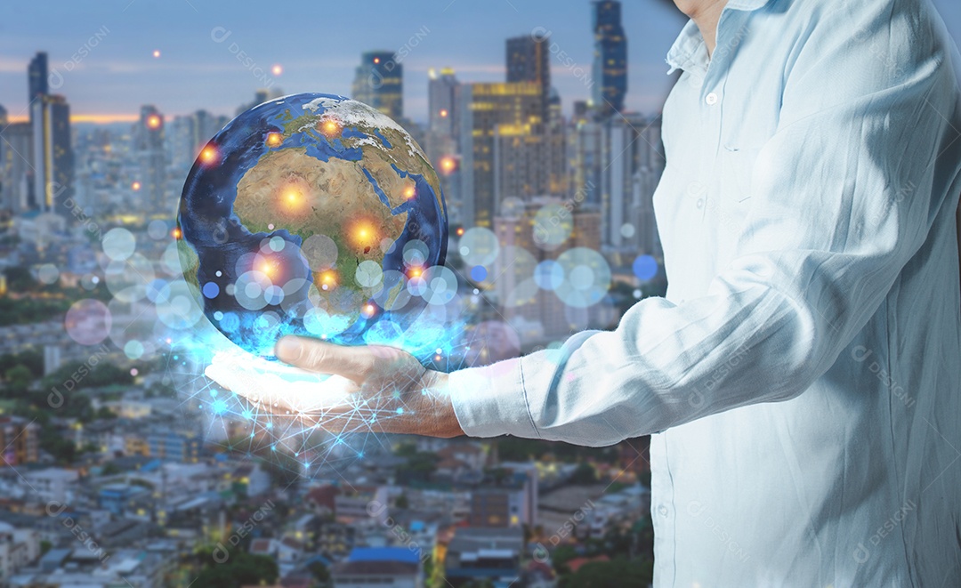 Empresário segurando a Terra na mão Elementos desta imagem fornecidos pela NASA