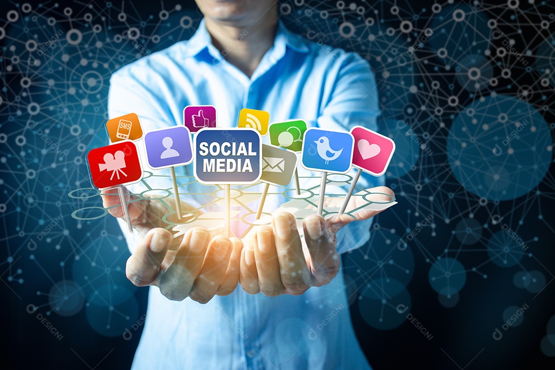 Empresário segurando o aplicativo de ícone digital moderno na mão