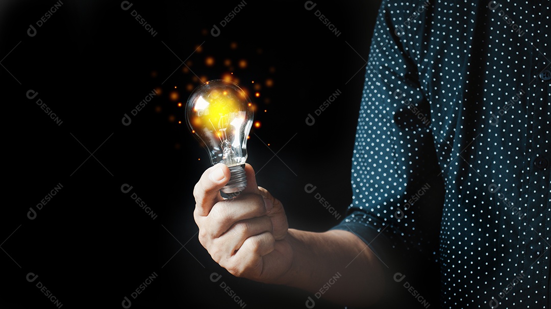 Homem segurando lâmpadas, ideias de novas ideias com inovação