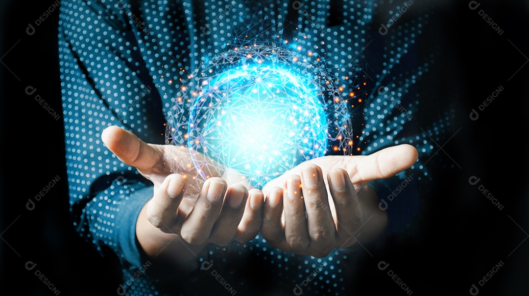 Comunicação Global - Um empresário segurando um mundo brilhante e conectado.