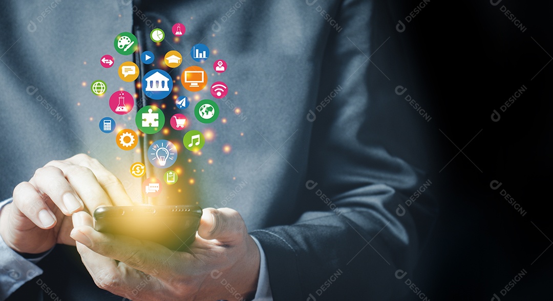 Homem segurando smartphone com ícones de aplicativos de tecnologia