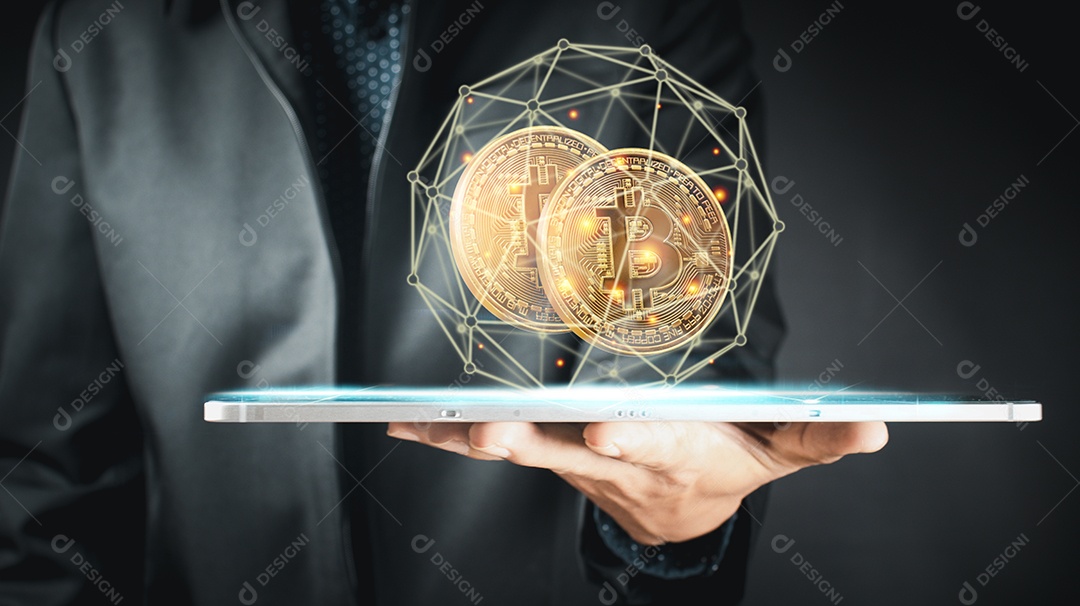 Mãos de empresário segurando um tablet com bitcoin.