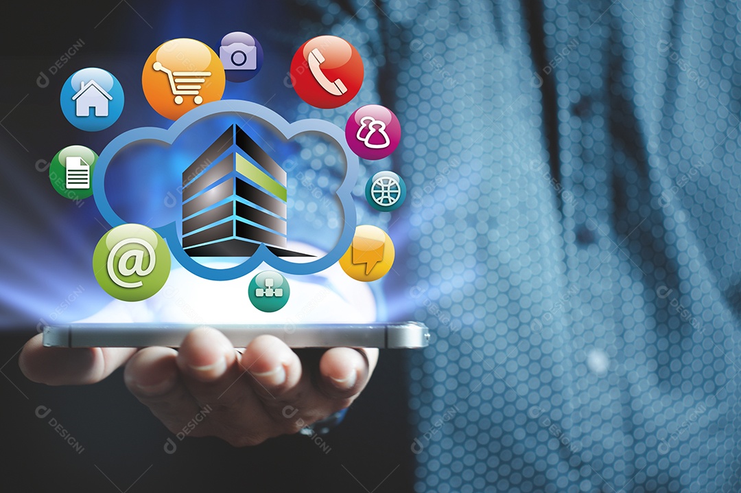 Pessoas de negócios seguram telefones celulares com computação em nuvem virtual