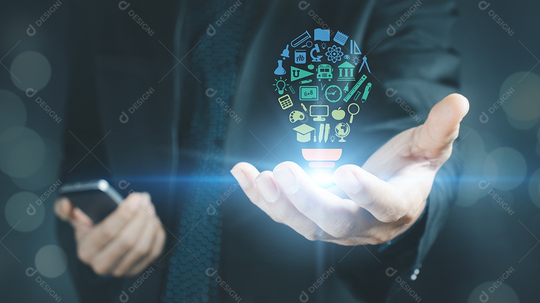 Conceito de educação. Um homem de negócios segurando uma ideia de estudo na mão.