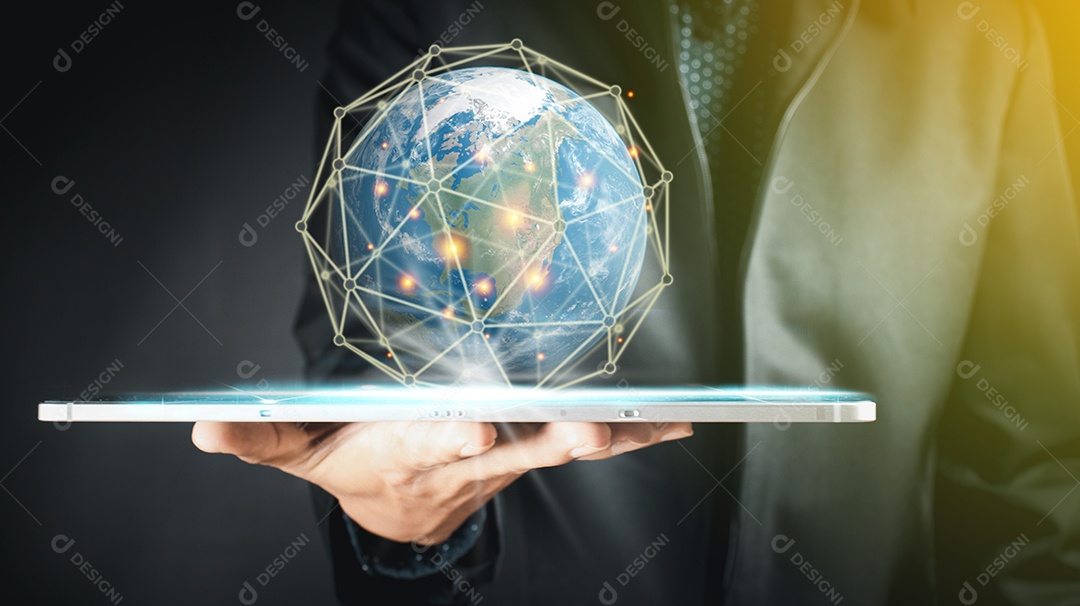 Empresário de mãos dadas com o conceito de conexão global.