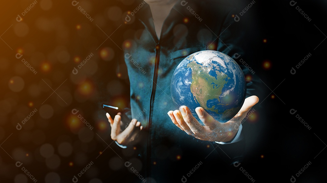 Empresário segurando nas mãos com o conceito de conexão global.