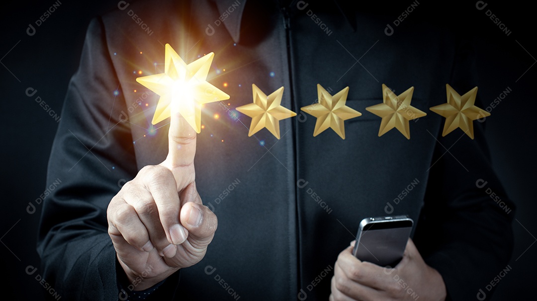 Mão do empresário tocando o símbolo de cinco estrelas para aumentar a classificação