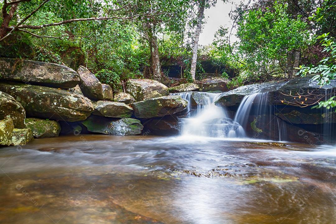 cachoeira na floresta profunda na tailândia