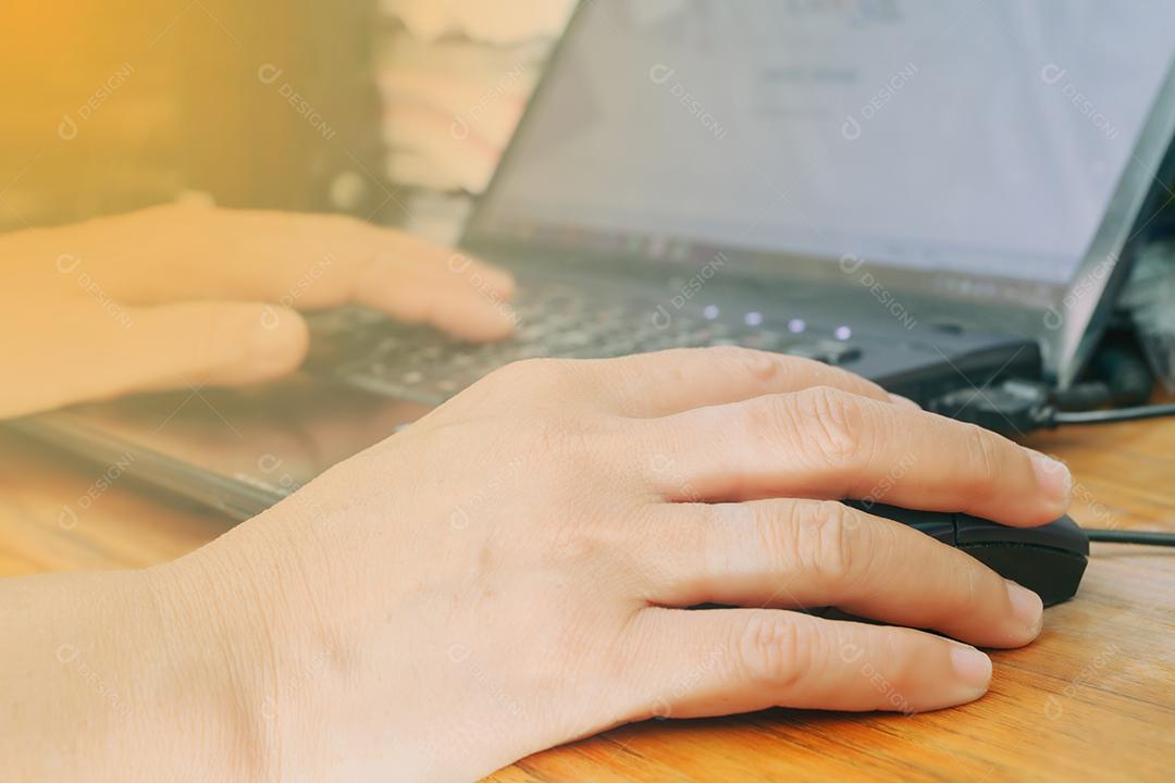 Mulheres de negócios asiáticos usando notebook para trabalhar, foco embaçado e suave