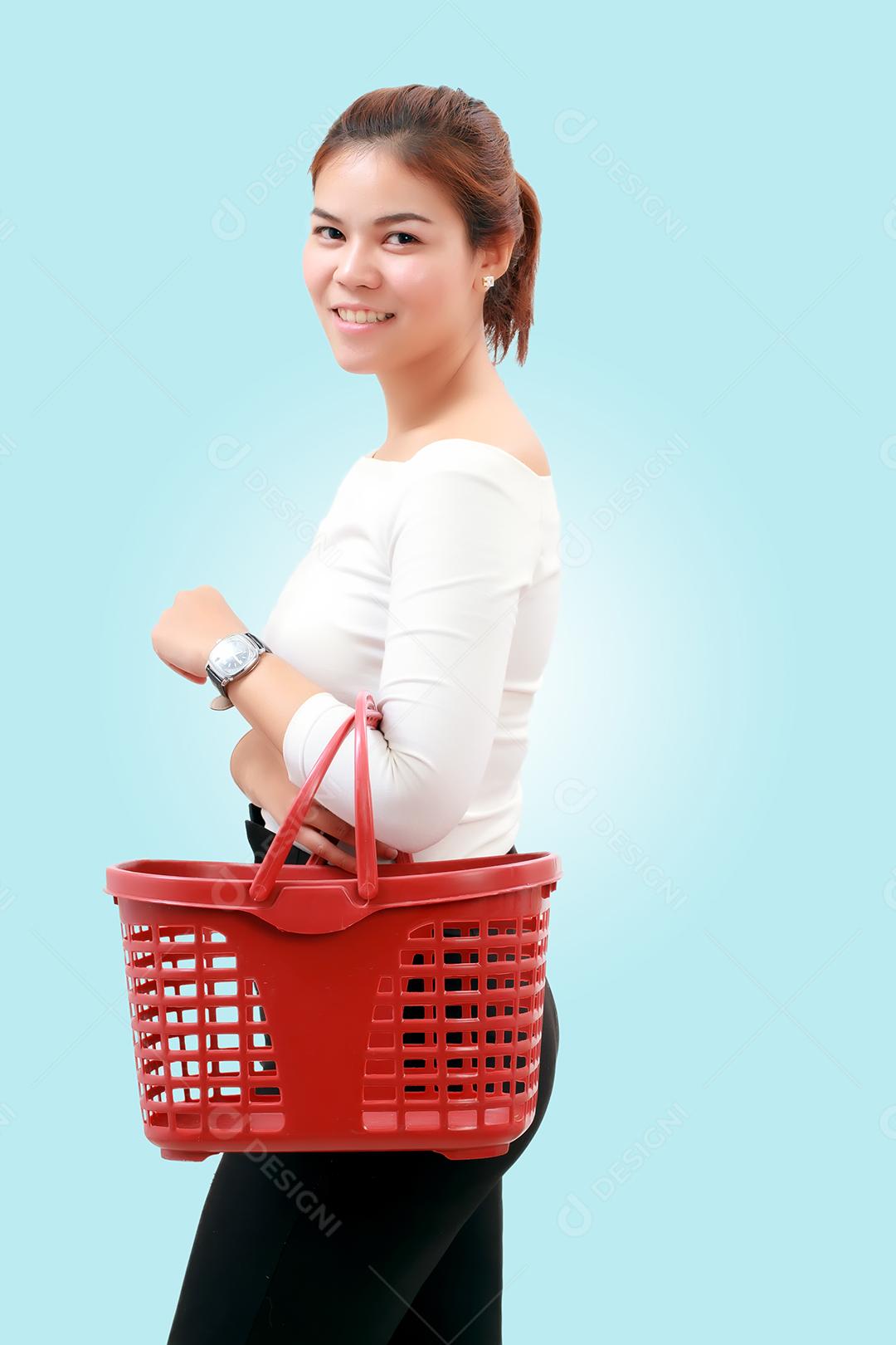 felicidade, consumismo, venda e conceito de pessoas - sorridente jovem asiática com compras e compras no shopping/supermercado/mercado