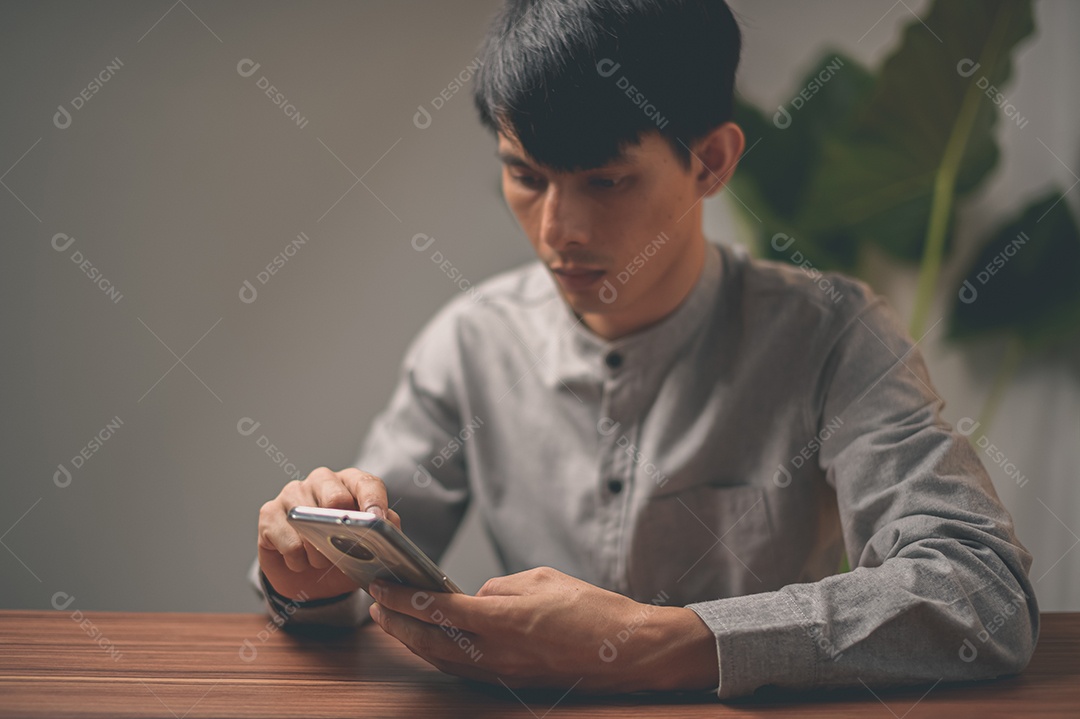 Pessoa estão usando smartphones para se comunicar, trabalhar, jogar, assistir filmes