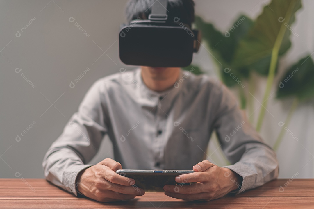 Pessoa estão usando smartphones para se comunicar, trabalhar, jogar, assistir filmes