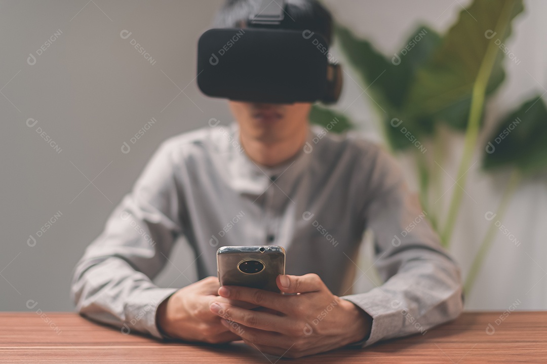 Pessoa estão usando smartphones para se comunicar, trabalhar, jogar, assistir filmes