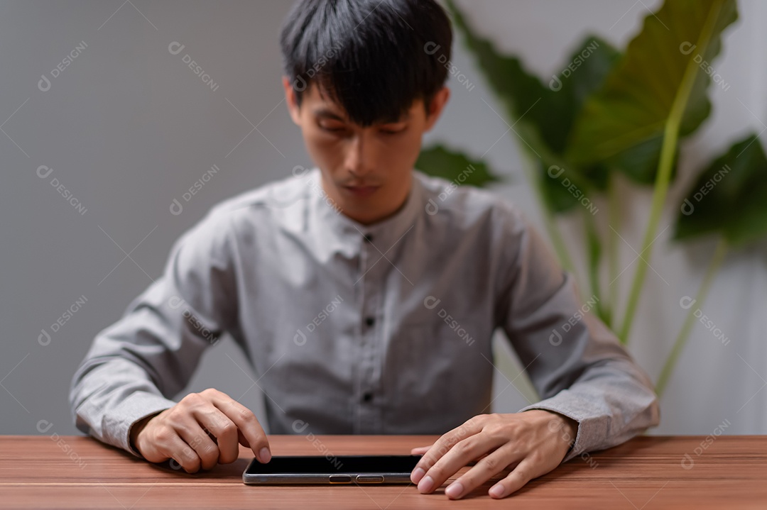 Pessoa estão usando computadores, notebooks para se comunicar, trabalhar, jogar