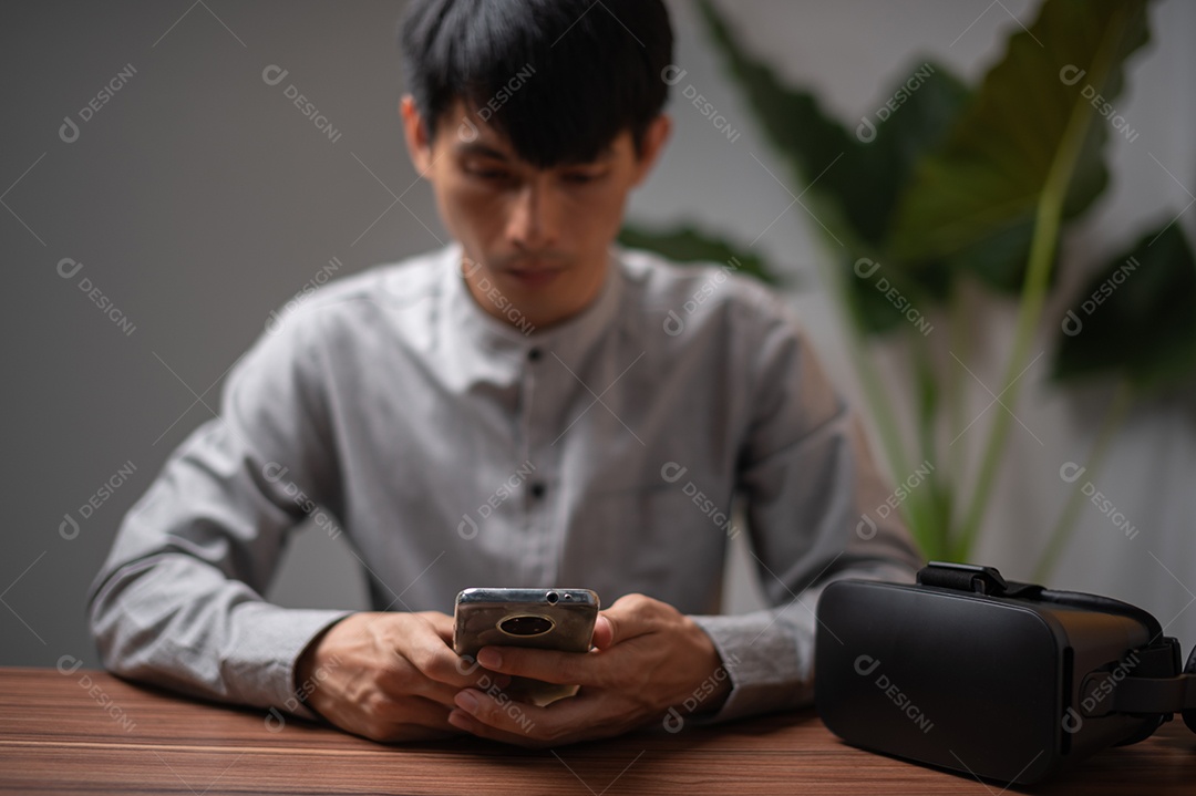 Pessoa estão usando computadores, notebooks para se comunicar, trabalhar, jogar