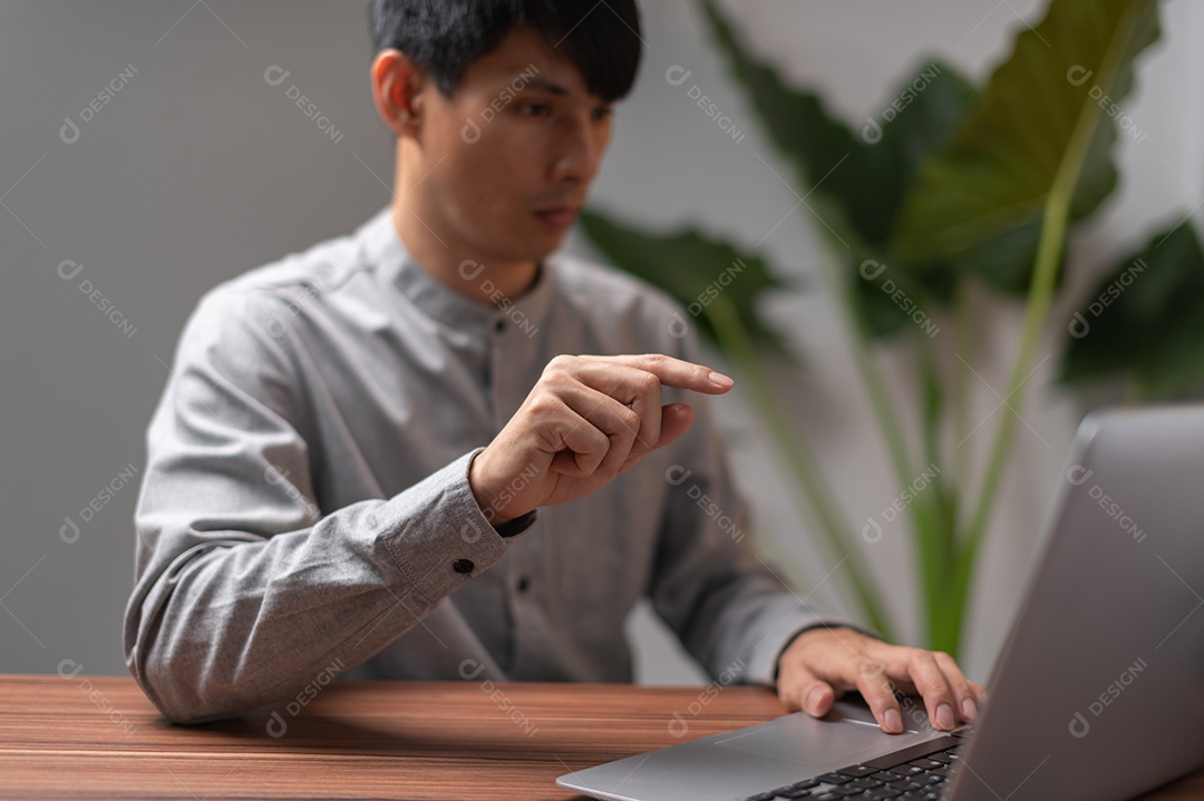 Pessoa estão usando computadores, notebooks para se comunicar, trabalhar, jogar