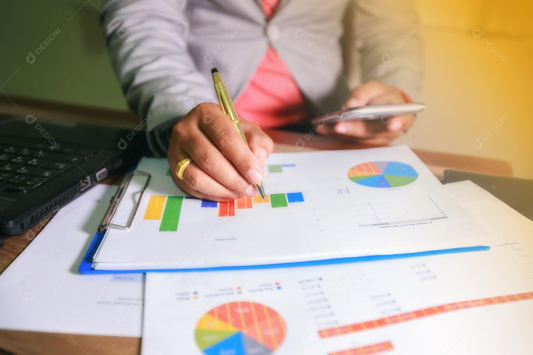 Homem de negócios trabalhando e análise de gráficos no escritório, foco suave