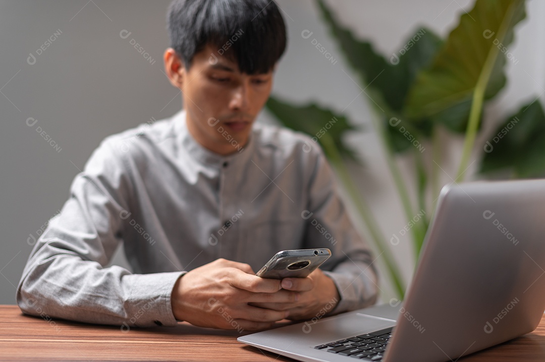 Pessoa estão usando smartphones para se comunicar, trabalhar, jogar, assistir filmes, ouvir música.