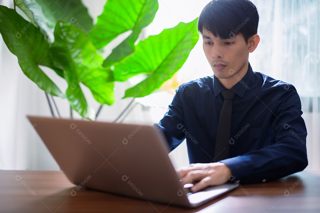 Pessoas estão usando computadores, notebooks para se comunicar, trabalhar, jogar