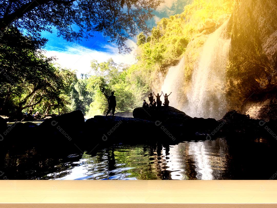 viajante em pé na cachoeira na floresta profunda no Parque Nacional Khao Yai, Tailândia com madeira Perspectiva