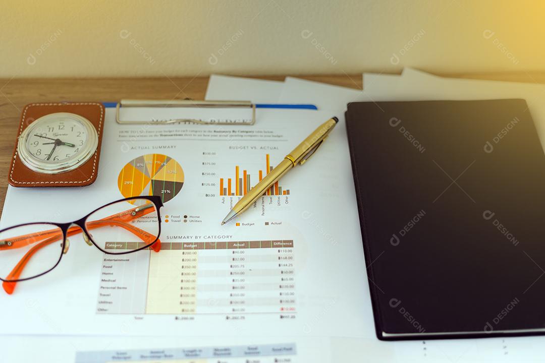 Conceito de negócios de gráficos de trabalho e análise de escritório