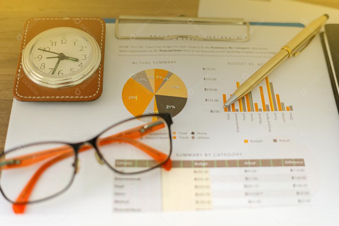 Conceito de negócios de gráficos de trabalho e análise de escritório e relógio na mesa