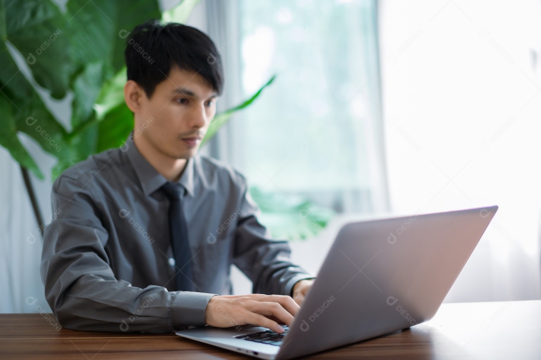 Pessoas estão usando computadores, notebooks para se comunicar, trabalhar, jogar