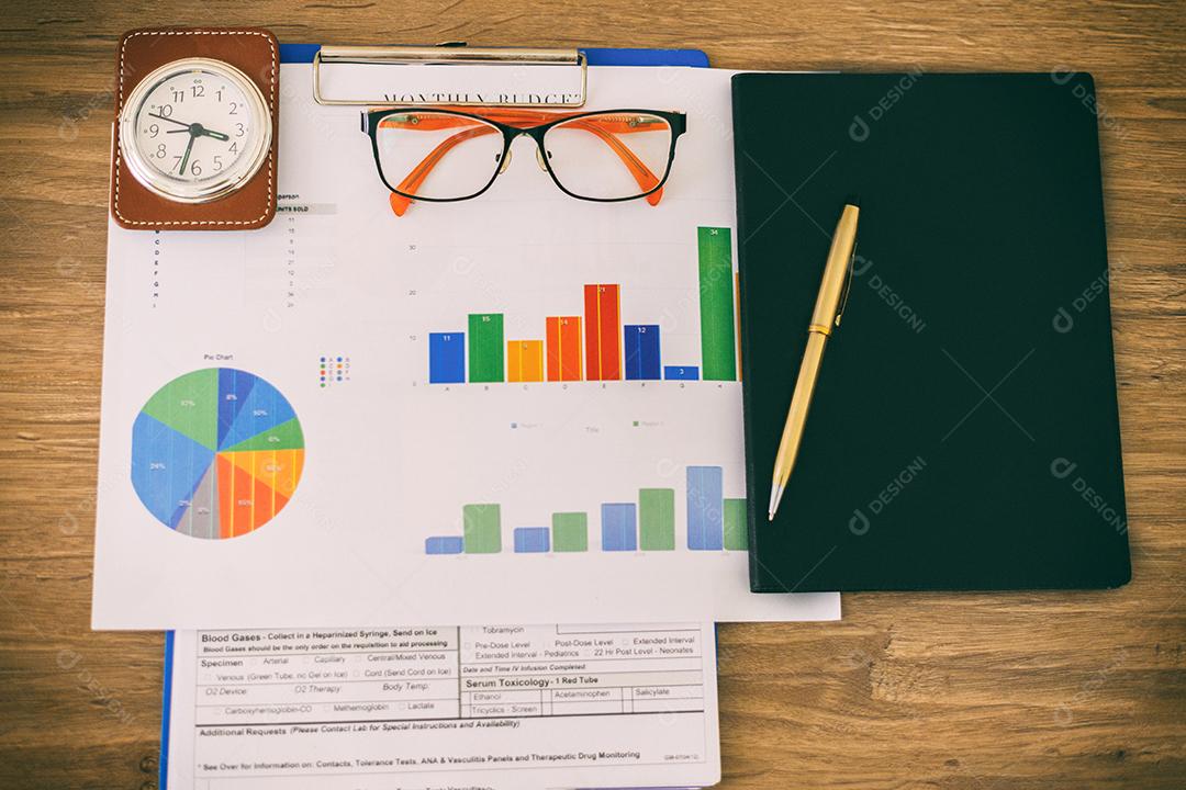 Conceito de negócios de gráficos de trabalho e análise de escritório e relógio na mesa