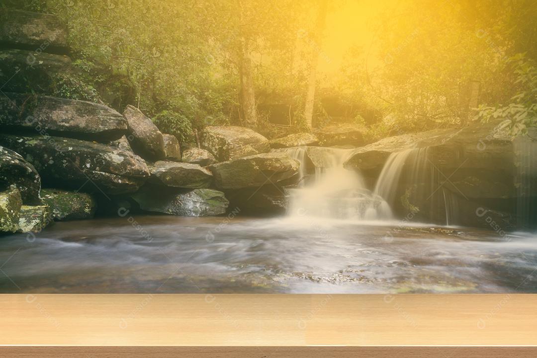 cachoeira na floresta profunda na tailândia com madeira de perspectiva