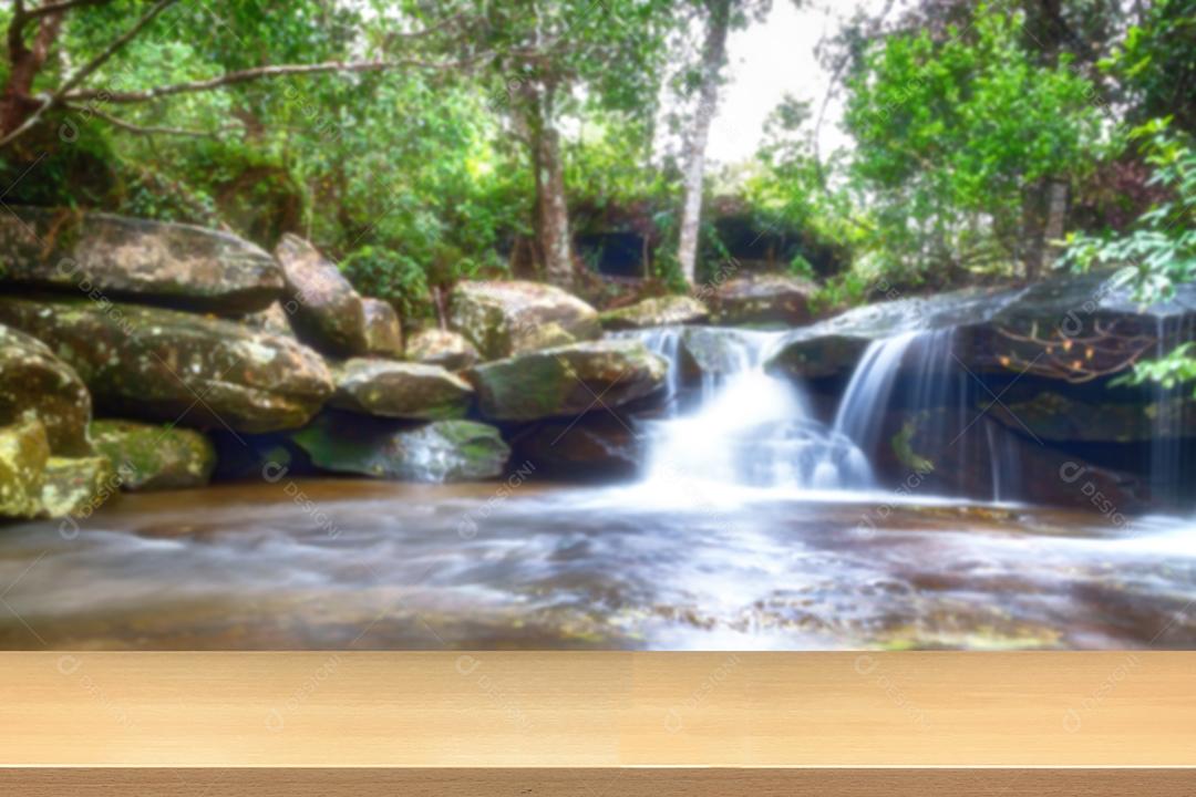 cachoeira na floresta profunda na tailândia com madeira de perspectiva