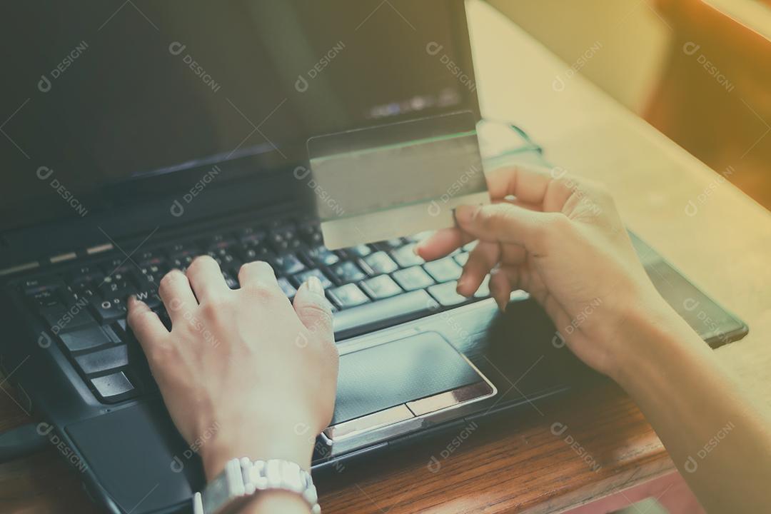 foco suave mulher asiática usando telefone inteligente e cartão de crédito compras on-line, foco seletivo na mão