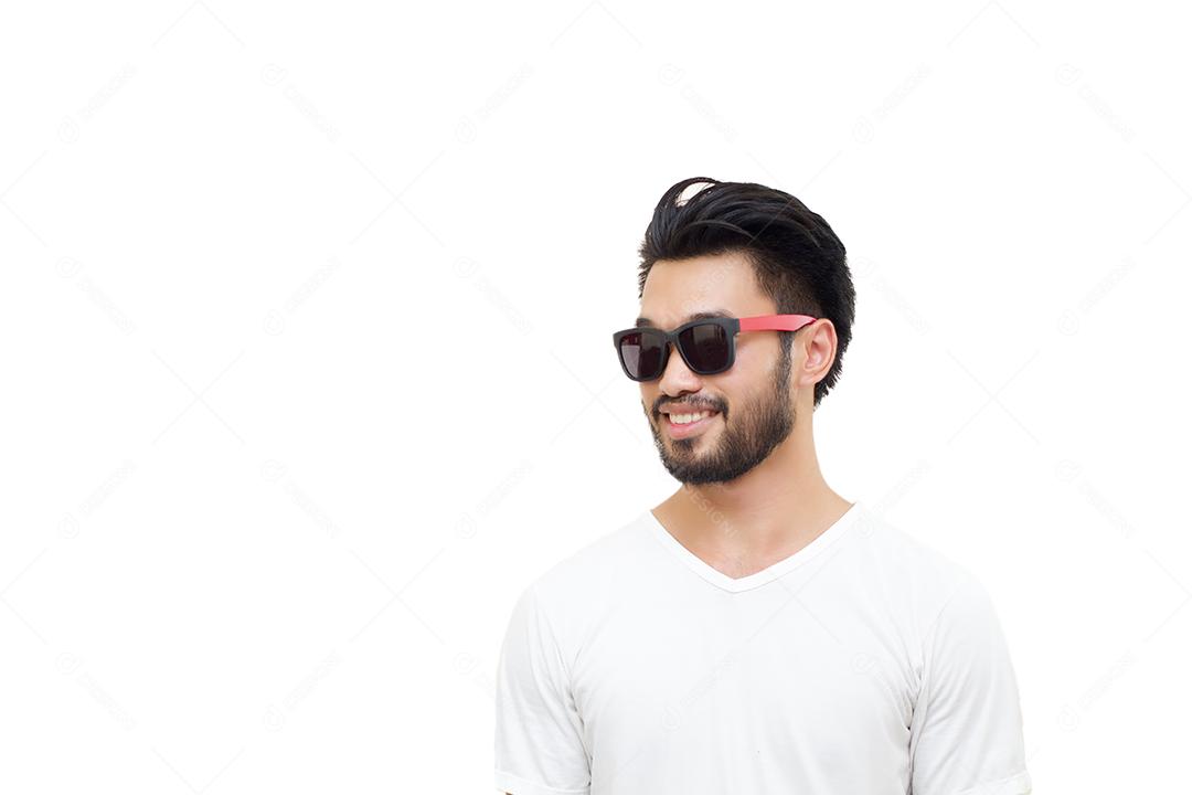 Homem bonito asiático com bigode, sorrindo e rindo sobre fundo branco, foco suave e embaçado