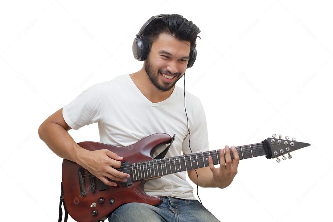 Bonitos jovens asiáticos tocando guitarra e ouvindo música com fones de ouvido, foco embaçado e suave