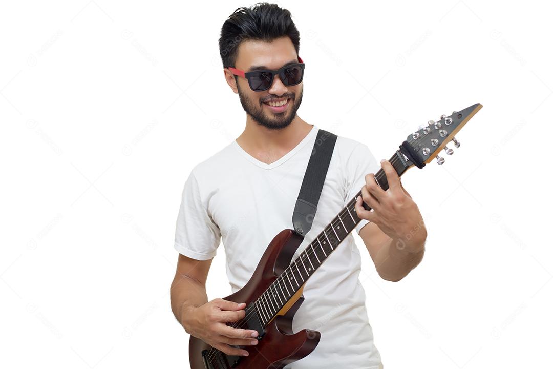 Bonitos jovens asiáticos tocando guitarra e ouvindo música com fones de ouvido, foco embaçado e suave