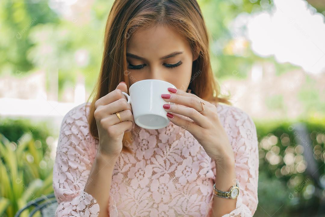 Mulher de negócios asiática bebendo café e mulheres de negócios sorrindo felizes por trabalhar