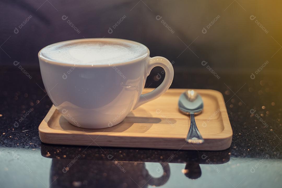Xícara de café cappuccino na mesa de madeira