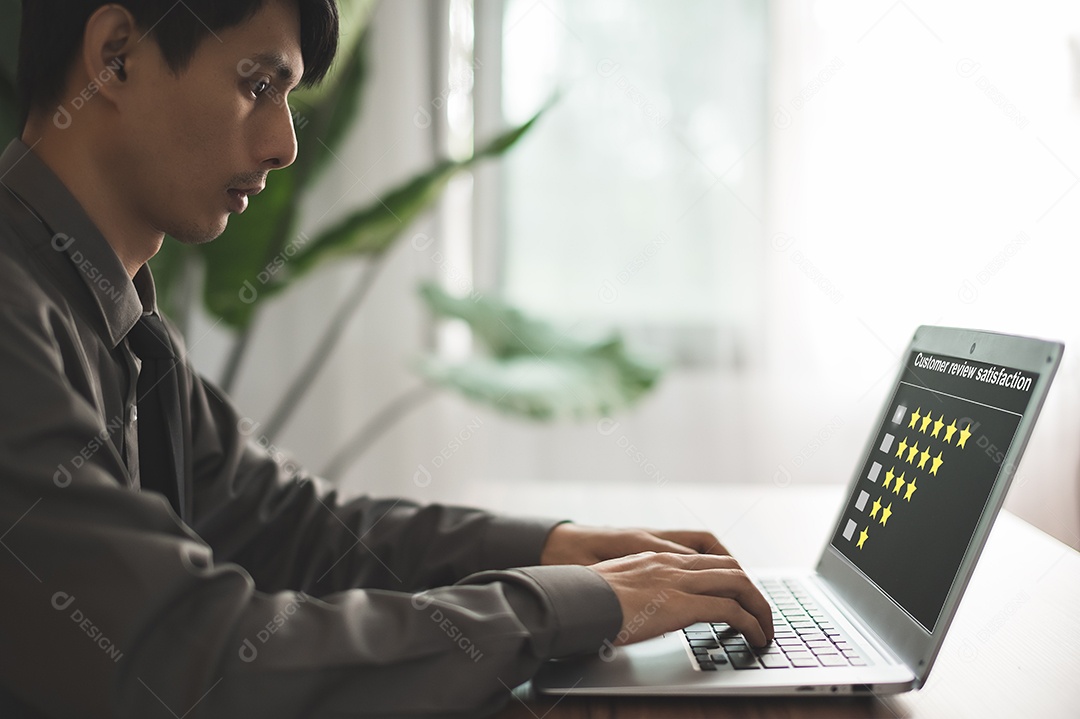 Feedback de satisfação da avaliação do cliente, o usuário avalia a experiência do serviço no aplicativo on-line