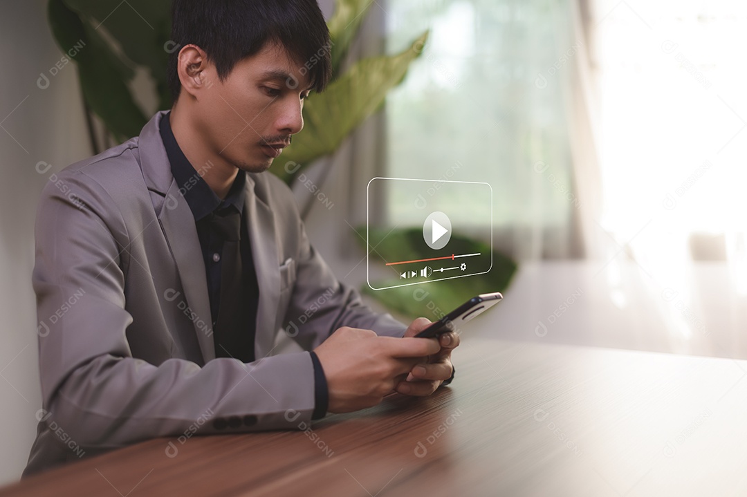 Assistindo vídeo na internet, concerto online ao vivo