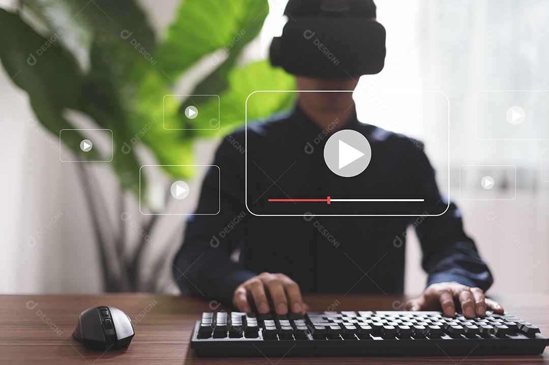 Assistindo vídeo na internet, concerto online ao vivo