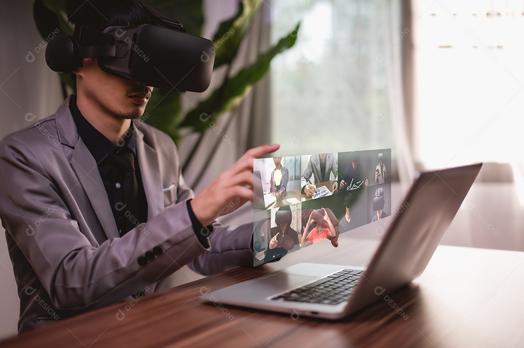 Empresário fazendo videochamada com colegas online, aprendendo, ensinando, online