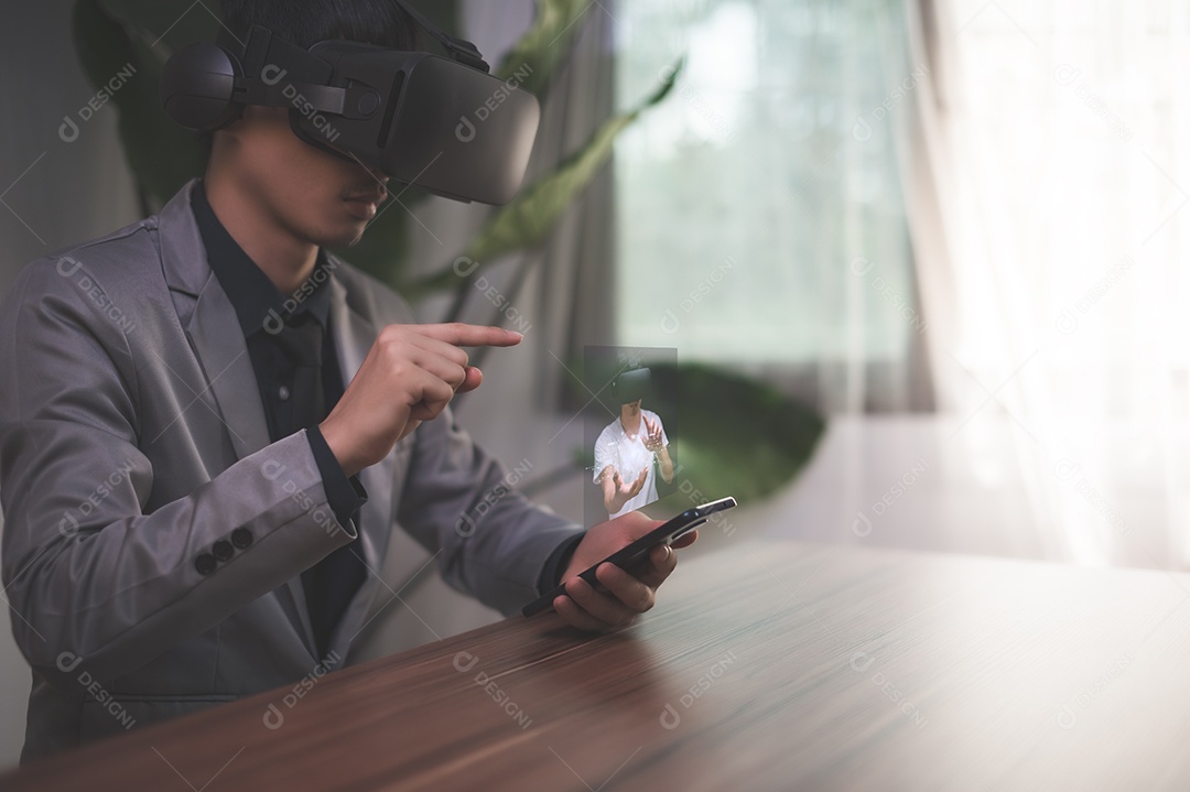 Empresário fazendo videochamada com colegas online, aprendendo, ensinando, online