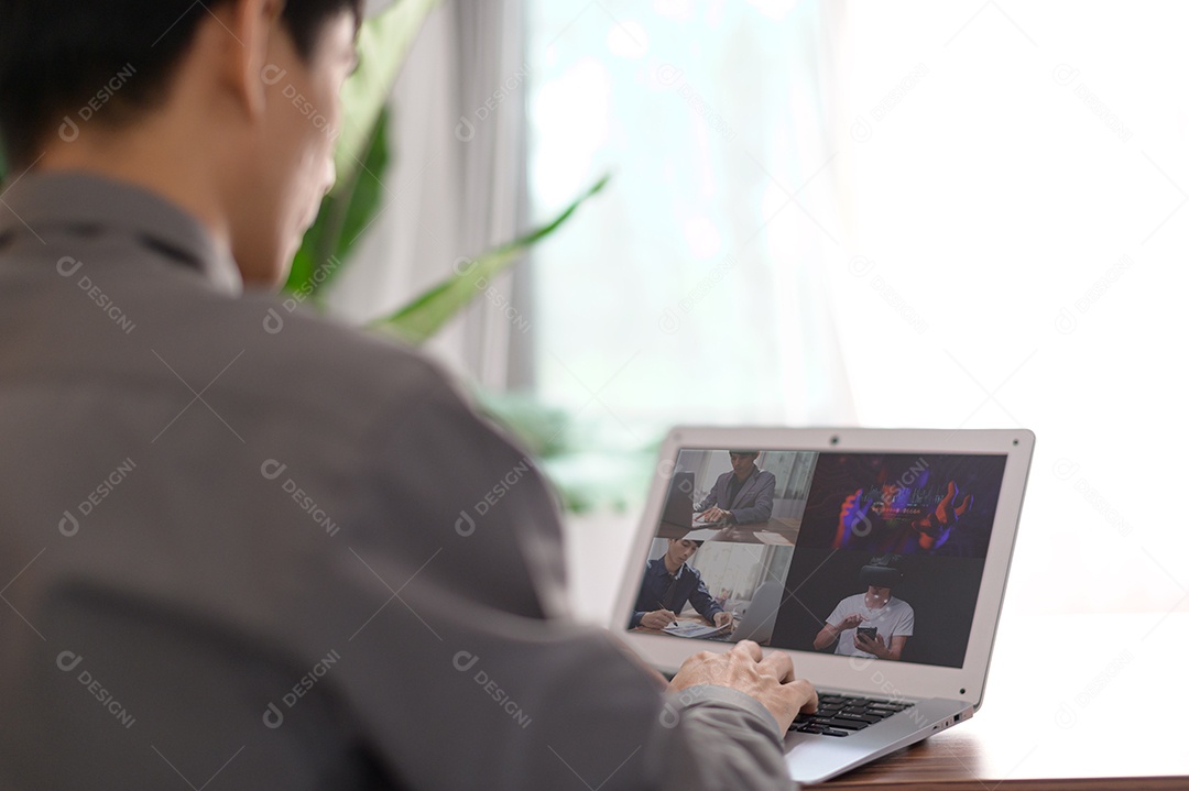 Empresário fazendo videochamada com colegas online, aprendendo, ensinando, online