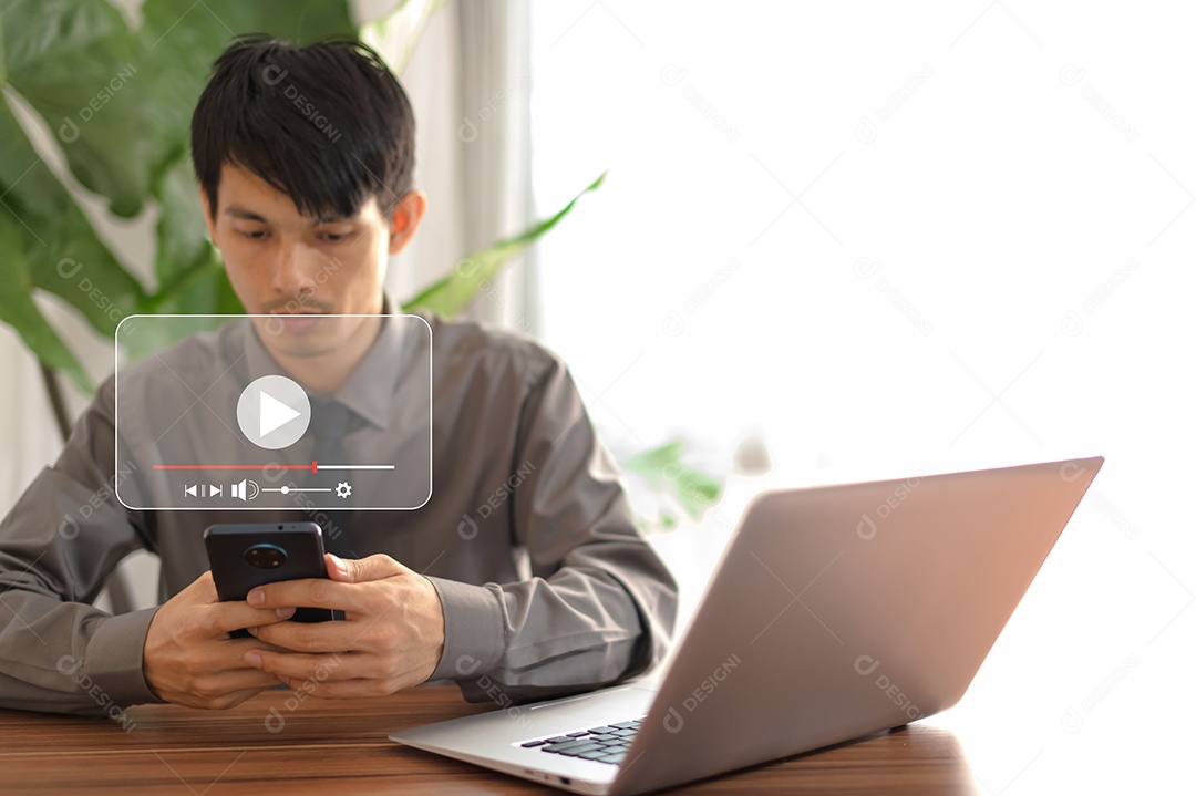 Assistindo vídeo na internet, concerto online ao vivo