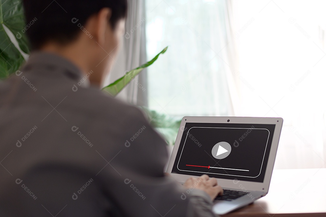 Assistindo vídeo na internet, concerto online ao vivo