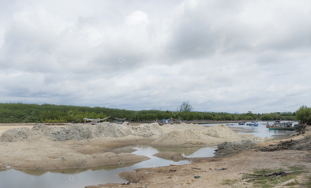 Muitos barcos pesqueiros não conseguem sair do manguezal para entrar no mar.