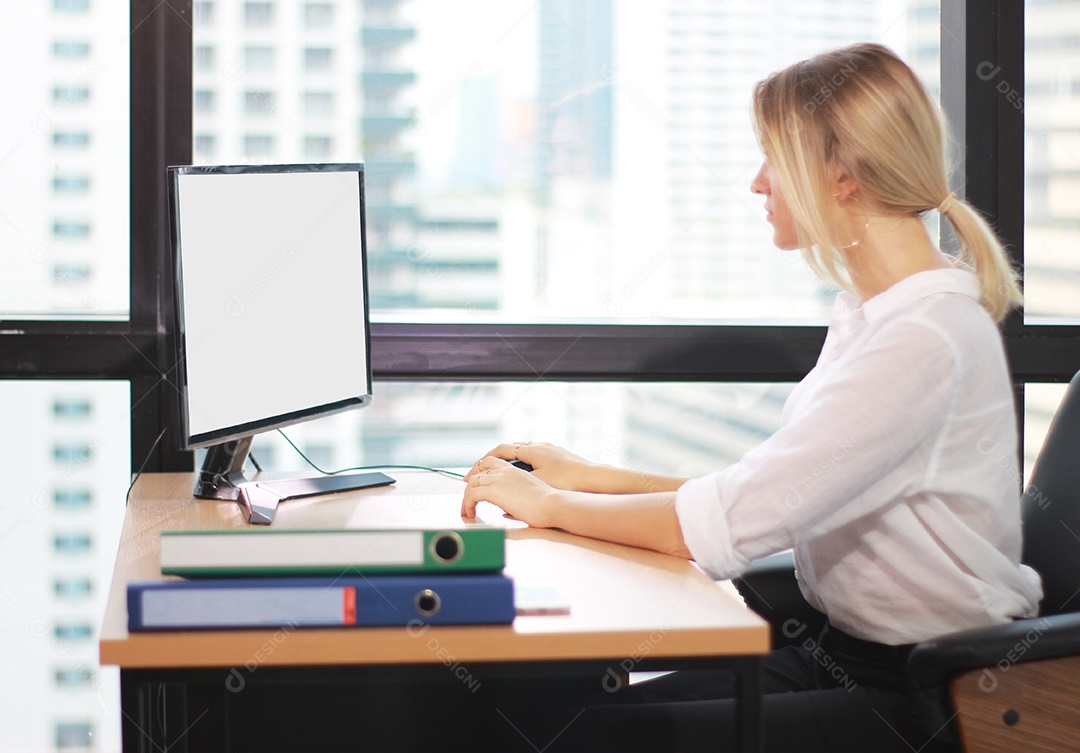 Retrato de uma mulher de negócios trabalhando com laptop em um escritório iluminado